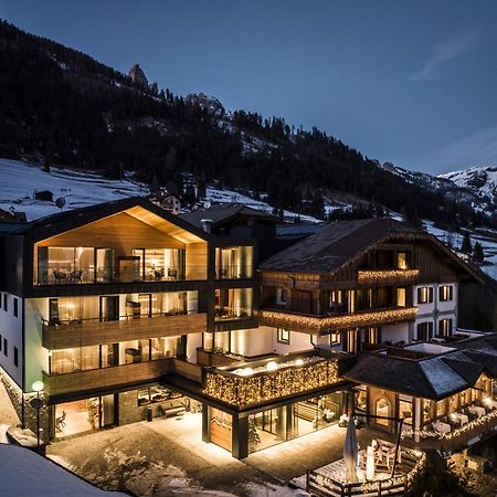 Hotel Ladinia Dolomites View بوتسا دي فاسّا المظهر الخارجي الصورة