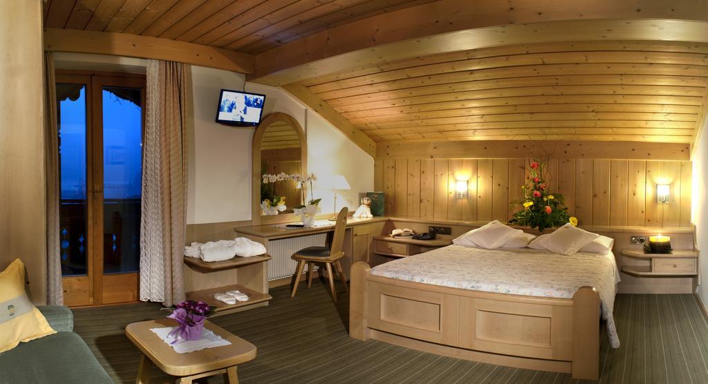 Hotel Ladinia Dolomites View بوتسا دي فاسّا الغرفة الصورة