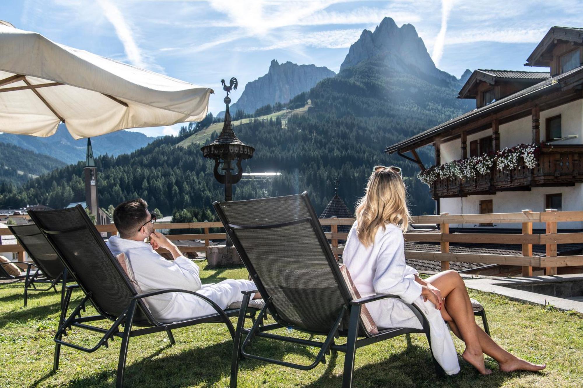 Hotel Ladinia Dolomites View بوتسا دي فاسّا المظهر الخارجي الصورة