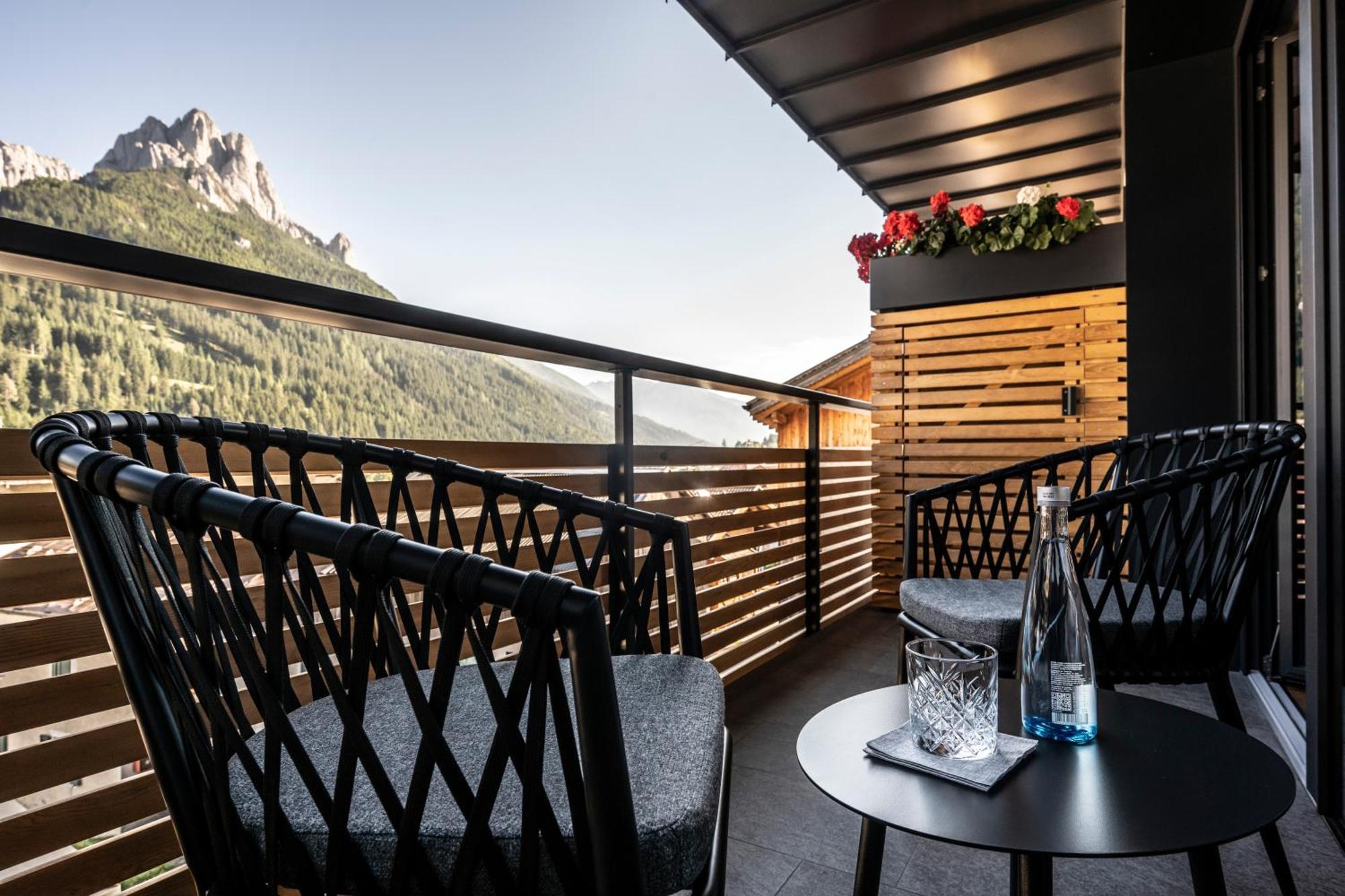 Hotel Ladinia Dolomites View بوتسا دي فاسّا المظهر الخارجي الصورة